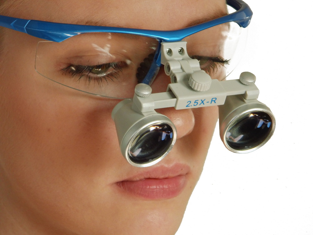 Komplett-System Lupenbrille 2,5-fach LEDental loupe, montiert am Sporty Frame