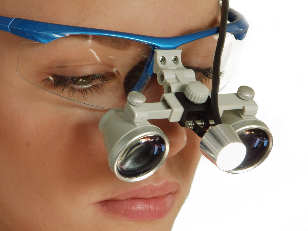 Komplett-System Lupenbrille 3,5-fach LEDental loupe, montiert am Sporty Frame mit PowerLight lite