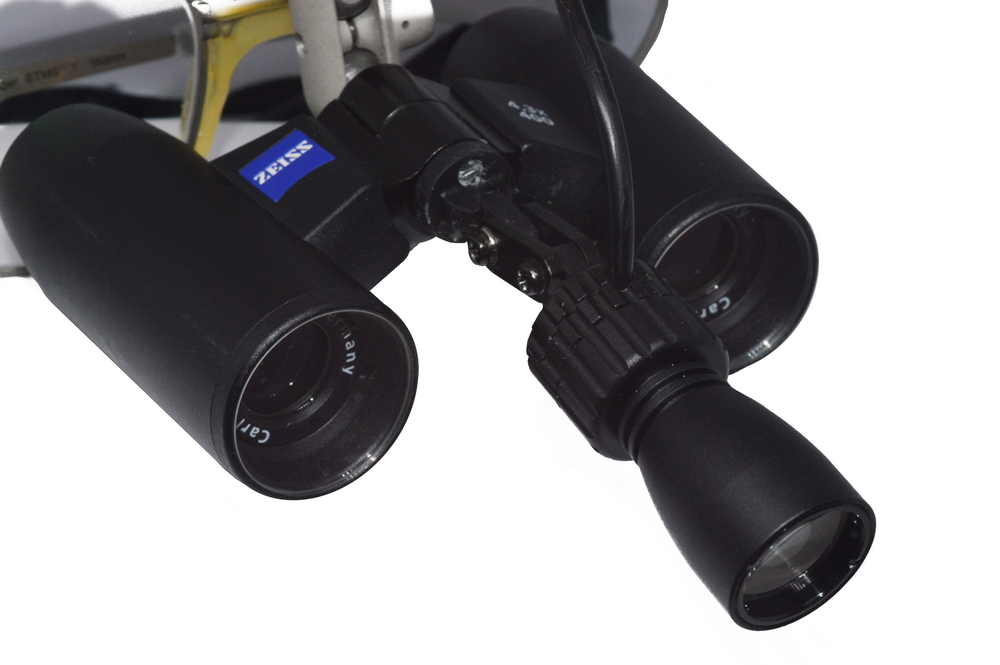 PowerLight spot, montiert an Lupenbrille von Zeiss